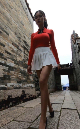 红衣白裙极品丝足美女春刚闹古村FF050[644M]
