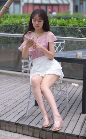 697白百褶裙美女