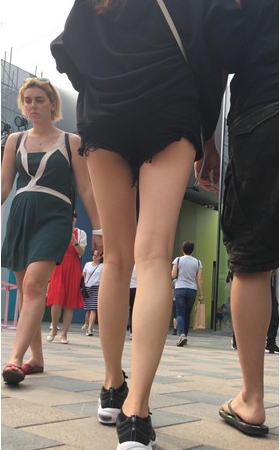 黑色短裤妹子