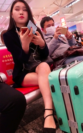 等火车的美女