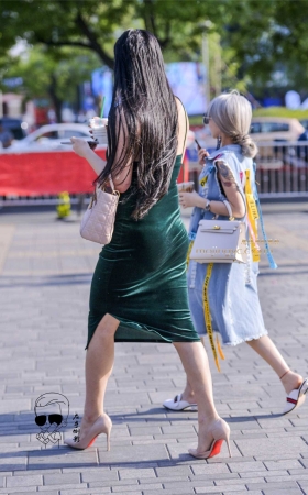 露背紧抱裙美女 [10P]