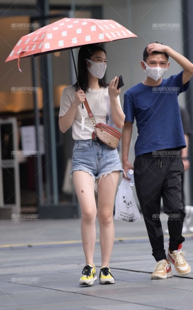 打伞的热裤美眉 [15P]
