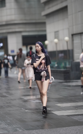 黑色热裤妹子