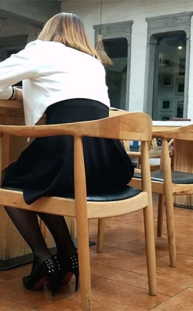 两位丝袜美女正在共进午餐