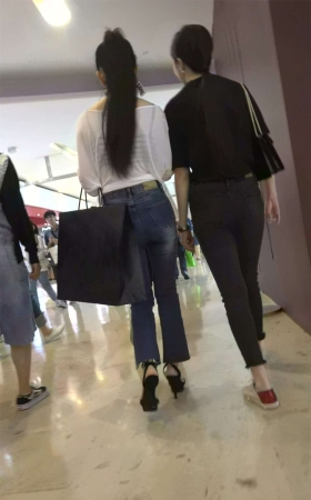 商场偶遇两位极品紧身牛仔裤街拍美臀美女