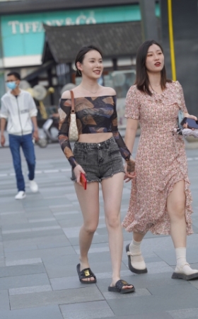 热裤美女