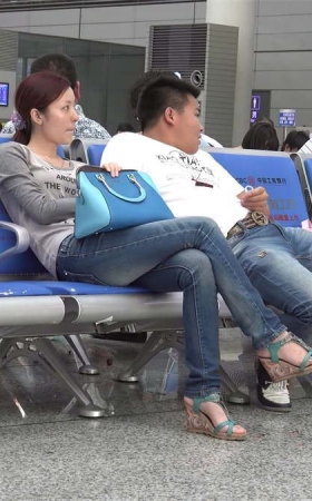 主人公是那种高冷型的美女，皮肤光洁姣好，二趾微长的素足