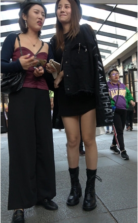 戴着黑色帽子的妹子
