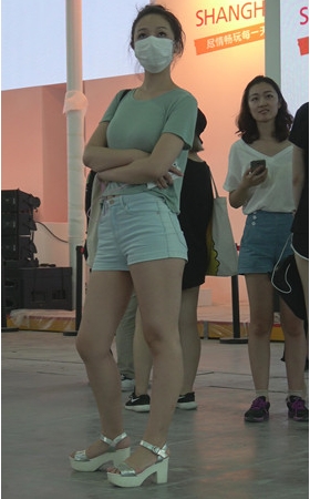 热裤妹子