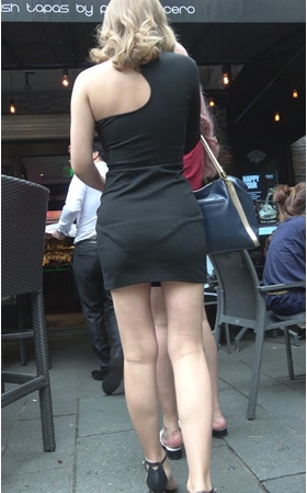 黑色包臀裙和红色吊带俩美女