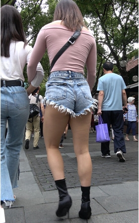 毛边牛仔热裤小姐姐