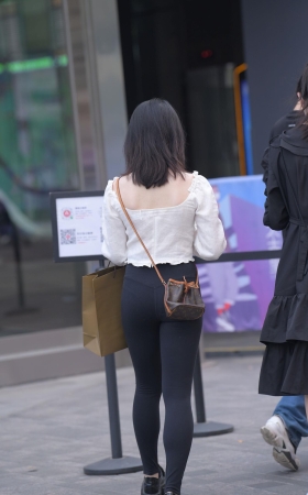黑色紧身裤小妹