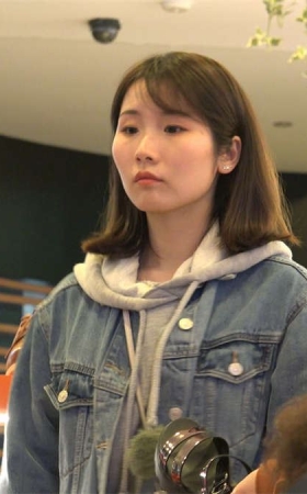 休闲系女生试穿平底单鞋清纯的样子甚是可爱