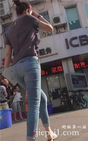 街拍紧身蓝色牛仔裤美女，清爽打扮显干练 [473 MB]