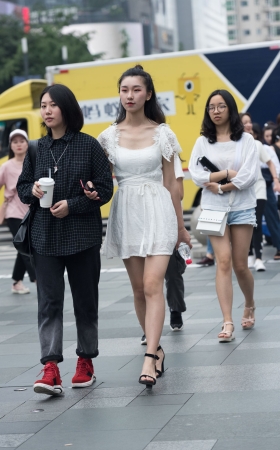 连衣裙美女