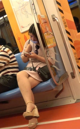 地铁上戴口罩女孩的高跟凉鞋透明肉丝