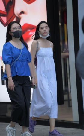 白裙美女
