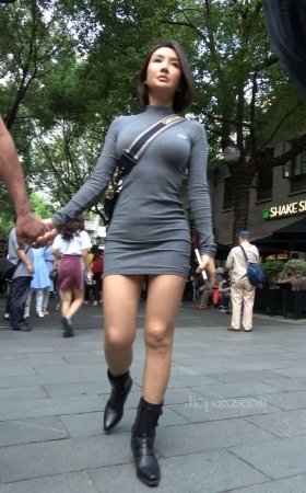 4K - 灰色包臀短裙性感街拍美妇 [1.47 GB/MP4]