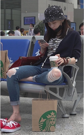 漂亮的红鞋美女
