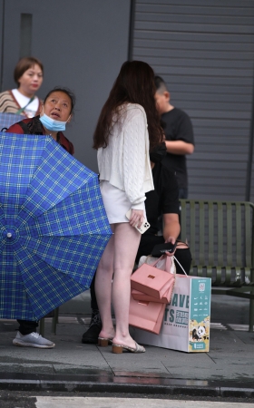 短裤裸腿妹子