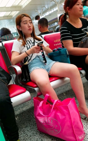 高腰牛仔热裤白T恤街拍美腿