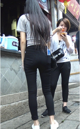 街拍黑色紧身裤长发小姐姐