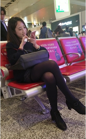玩手机很开心的黑丝妹子