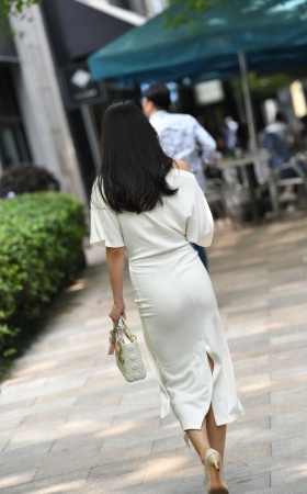 气质的白色包臀裙美女