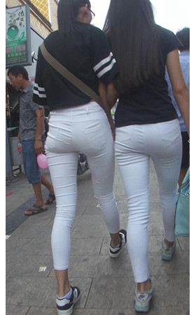 两个白裤紧身美女