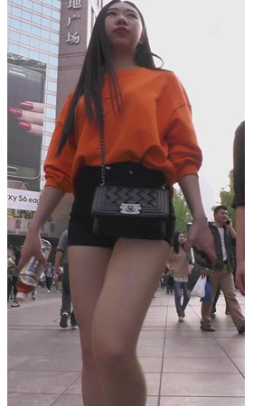 漂亮的黑色热裤小月牙美女