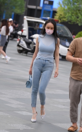 爱穿紧牛高跟的女人