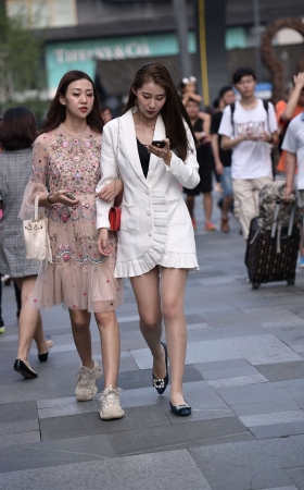简约白色西装