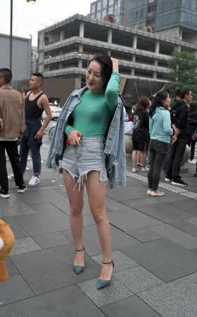 丰满热裤高跟美女