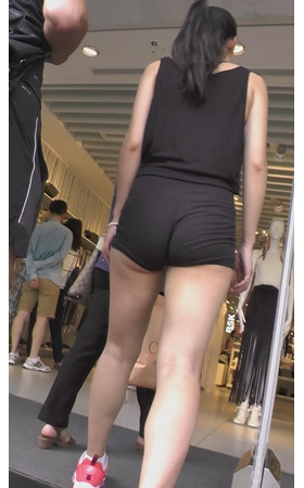 紧身短裤妹子