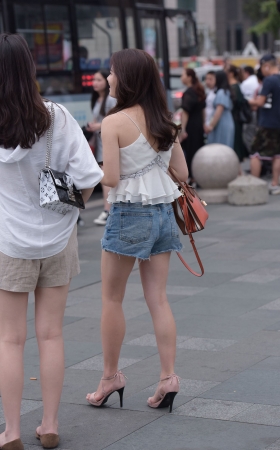 热裤美女