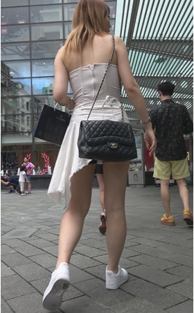 漂亮的抹胸装美女