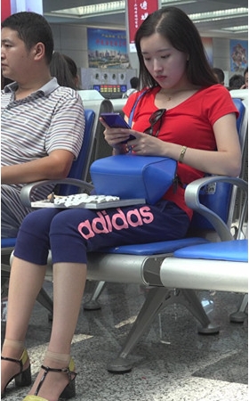 漂亮的红衣小姐姐