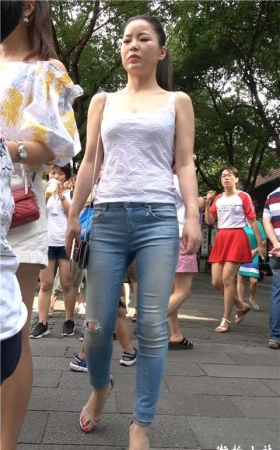 4K 低胸吊带街拍紧身牛仔凉高跟性感美女 [2.13 GB]