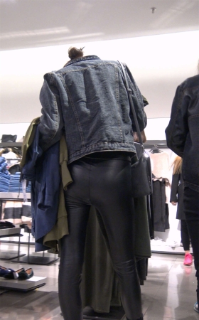 牛仔外套黑色皮裤娇小身材美女