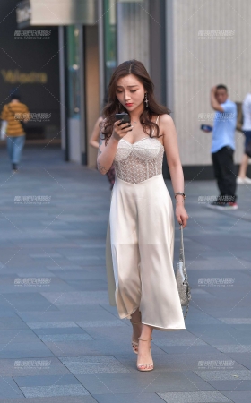 性感低胸美** [14P]
