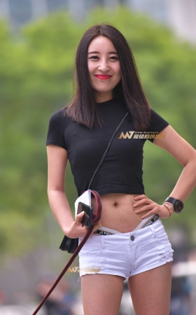 路边遛狗的长腿美女 [28P]