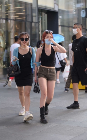 黑靴热裤美女