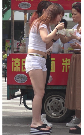 吃凉皮的紧身白热丰腴美女