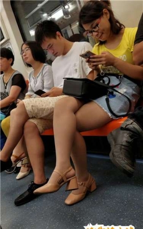 4k超清，地铁拍摄极品丝足美腿热裤美女姐姐