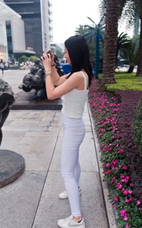 白色紧身裤美女原图