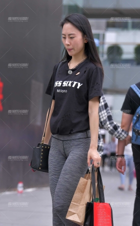 来买咖啡的紧身裤美女 [21P]