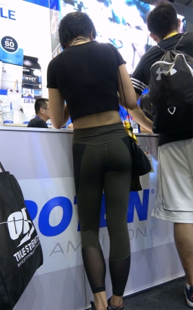 极品身材黑色紧身弹力裤小蛮腰美女