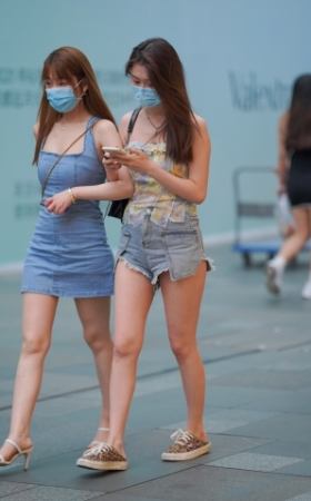 热裤美眉