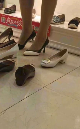美女很厉害站着都可以试鞋