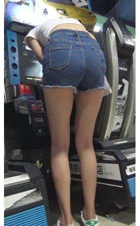 电玩城里的牛仔短裤妹子
